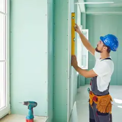 Rury na ścianie szpecą? Sprawdź, jak je ukryć lub wyeksponować!