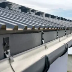 Idealny spadek rynny: 2-3 mm/m. Jak obliczyć i uniknąć problemów?