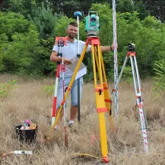 Jak geodeta mierzy działkę? Proces, narzędzia i mity w 70 znakach