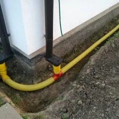 Na jakiej głębokości odprowadzenie wody z rynien? Sprawdź!