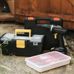 Narzędzia do majsterkowania: wkrętarka, skrzynka i pojemnik ze śrubami.