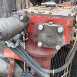 Część układu hydraulicznego ciągnika MTZ 82. Widoczny jest element pompy hydraulicznej z przewodami. Gdzie jest filtr hydrauliki?
