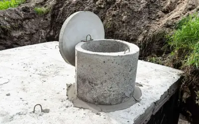 Betonowy zbiornik na deszczówkę, gotowy do montażu. Pytanie, ile od granicy działki można go umieścić, jest kluczowe.