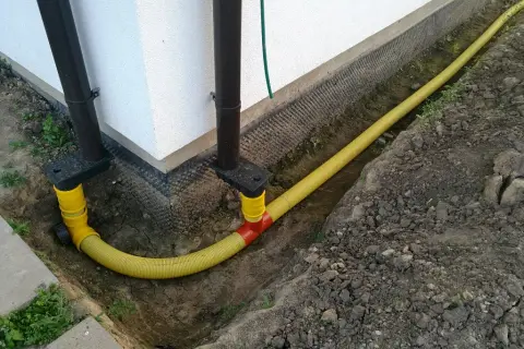 Na jakiej głębokości odprowadzenie wody z rynien? Sprawdź!