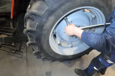 MF 255: Filtr hydrauliki gdzie jest i jak uniknąć awarii?