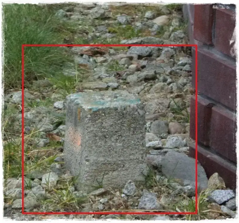zniszczony słupek graniczny działki