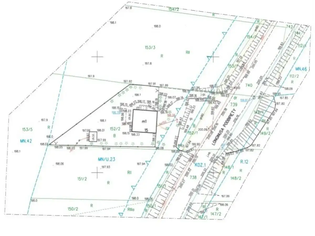 dokumentacja geodezyjna i mapy na biurku architekta