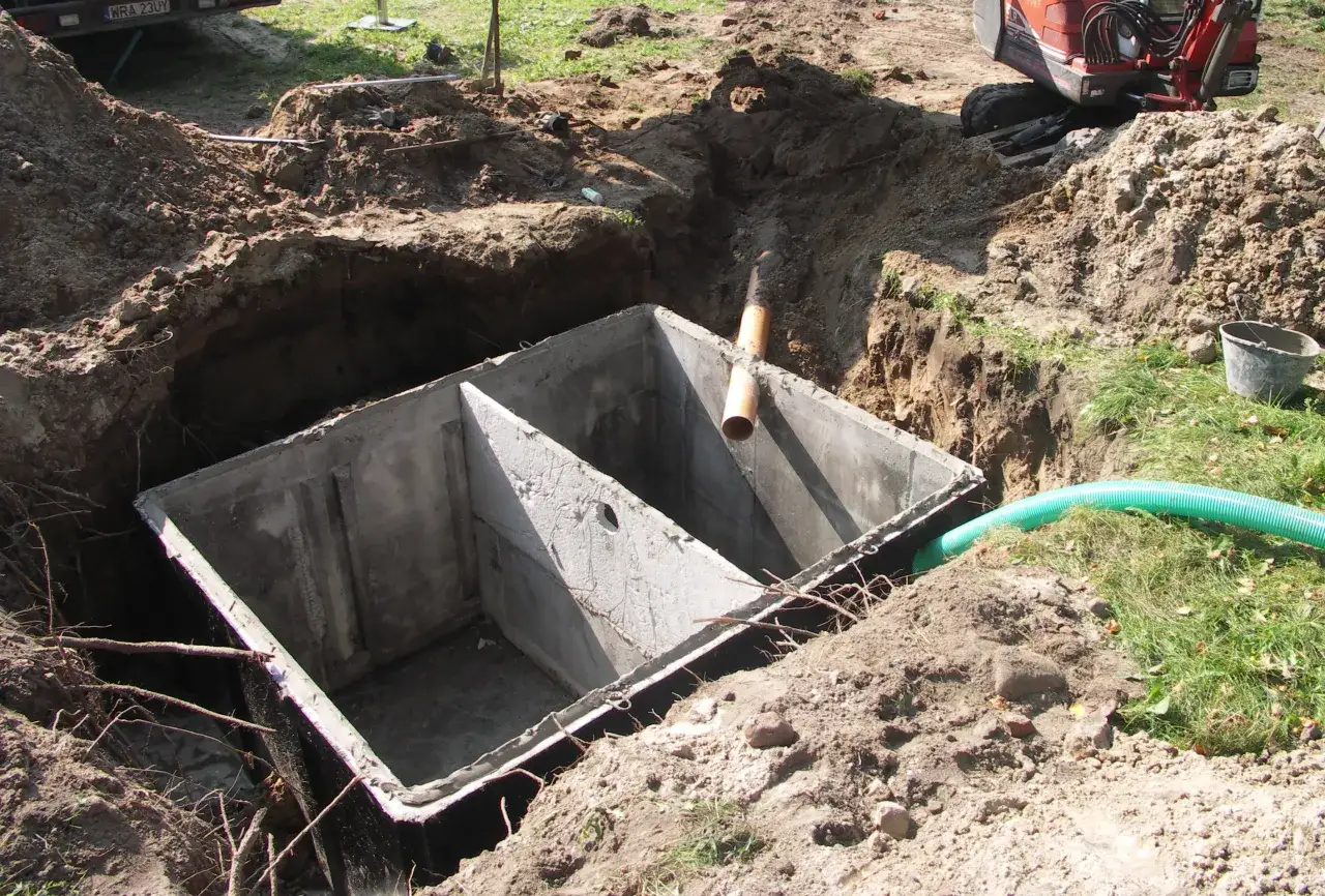 układanie rury kanalizacyjnej w wykopie pod podjazd