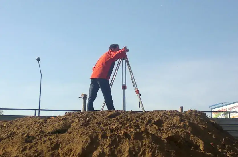 geodeta sądowy w terenie podczas pomiar&oacute;w